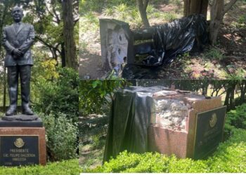 Estatua de Felipe Calderón es derribada en Los Pinos
