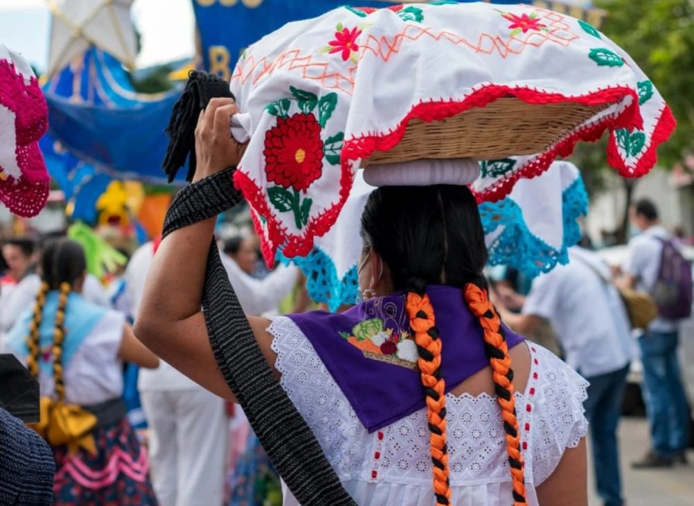 Asiste al evento “Día de la Guelaguetza”.