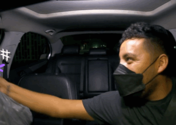 Durante un viaje de envío de paquetería, una mujer solicitó al chofer entregar el producto llamando "poco hombre" al destinatario.