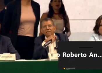 VIDEO: Exhiben a diputado de Morena votando desde un avión durante sesión de la Comisión de Salud