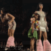 Katy Perry ayuda a niña mexicana a decir con orgullo su nacionalidad.