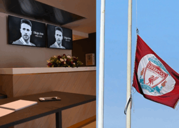 Liverpool FC coloca su bandera a media asta, permite a fans enviar mensajes en el Anfield Road Stand