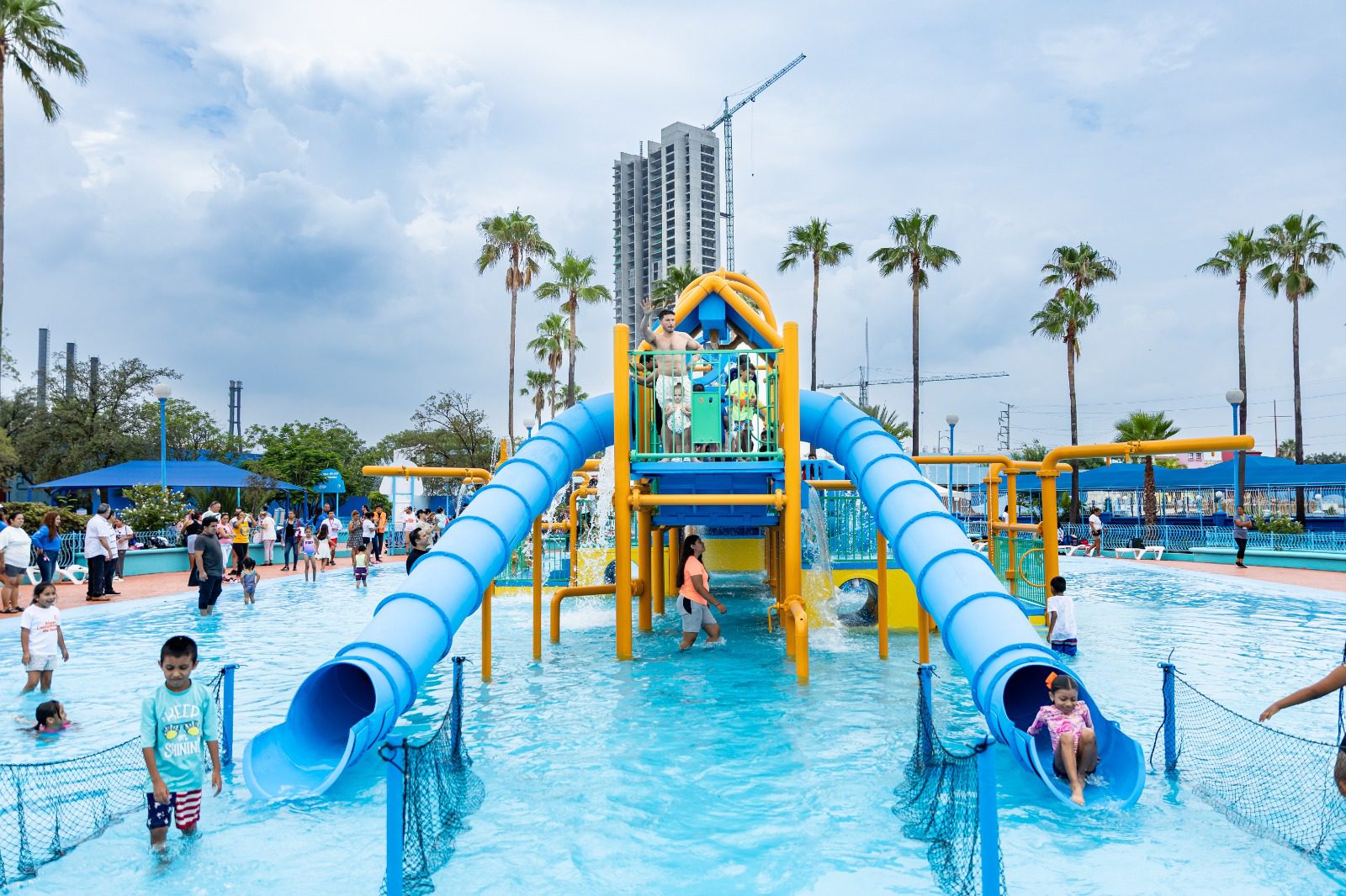 El gobernador del estado en la inauguración de la zona de splash en Parque Fundidora.
