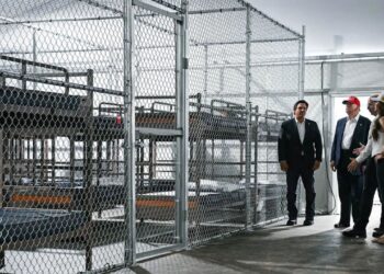 Jueza de EU frena nuevos ingresos en Alligator Alcatraz; ¿qué responderá Trump?