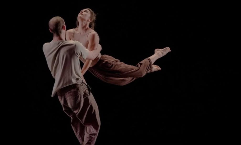 asiste al Festival Internacional de Danza Contemporánea de la Ciudad de México.