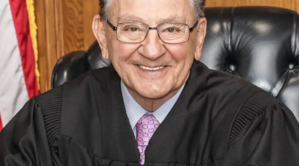 Frank Caprio: La historia del juez compasivo que conquistó corazones en la Corte