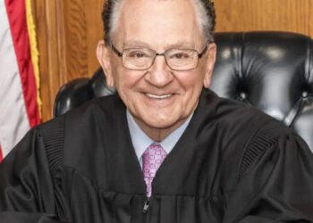 Frank Caprio: La historia del juez compasivo que conquistó corazones en la Corte