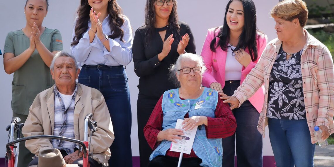 Gladyz Butanda y DIF Michoacán entregan aparatos auditivos a adultos mayores en Tenencia Morelos durante la Feria de la Salud.