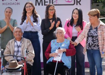 Gladyz Butanda y DIF Michoacán entregan aparatos auditivos a adultos mayores en Tenencia Morelos durante la Feria de la Salud.