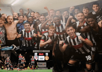 ¿Quiénes son Grimsby Town, el equipo de cuarta división que eliminó en penales al Manchester United de la Carabao Cup 25-26?