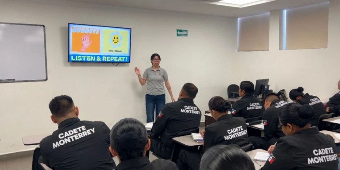 Capacitan a Policía de Monterrey en idioma inglés rumbo al Mundial 2026