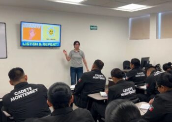 Capacitan a Policía de Monterrey en idioma inglés rumbo al Mundial 2026
