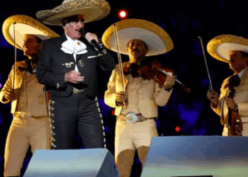 El cantante Vicente Fernández se equivocó al cantar el himno nacional en la inaguración de los Juegos Panamericanos del 2011 en Guadalajara.