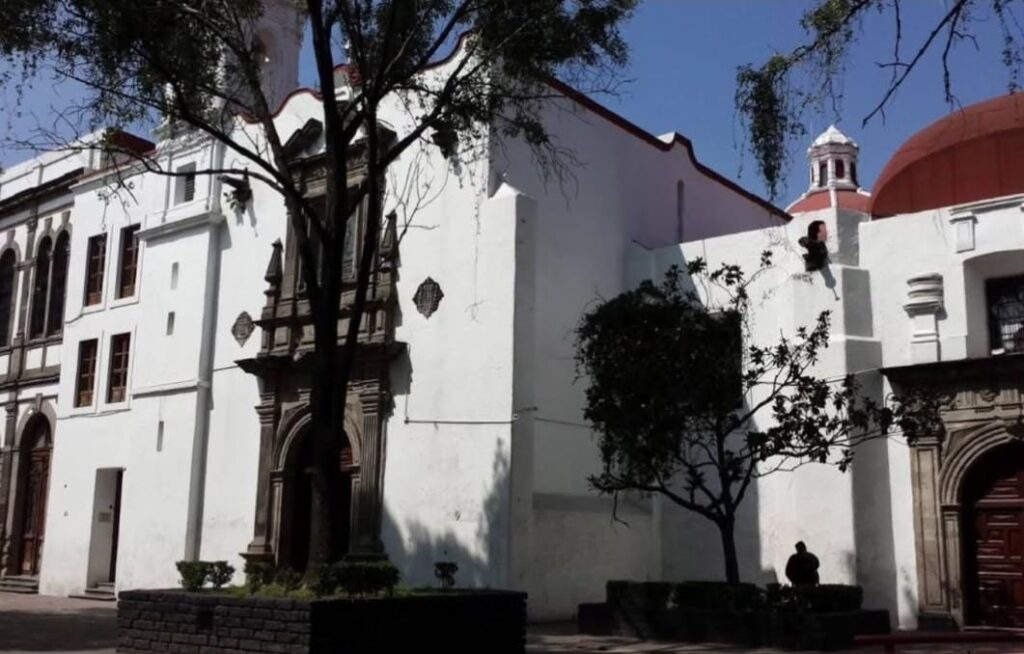 el Programa Paseos Históricos invita a participar en la visita guiada Hábitos blancos en una orden militar.