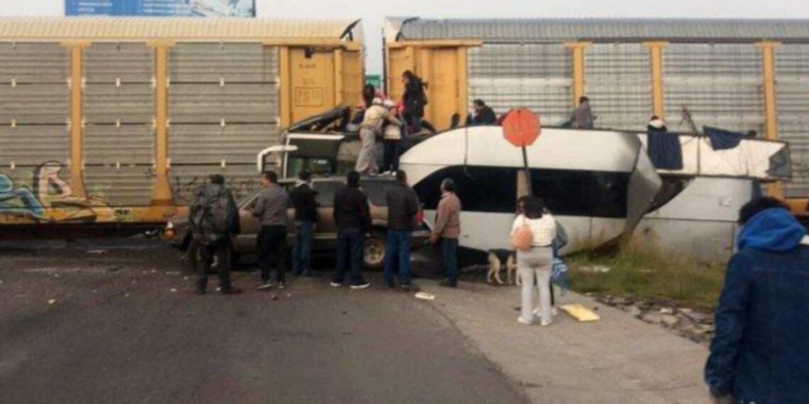 Accidente de tren con autobús en Atlacomulco