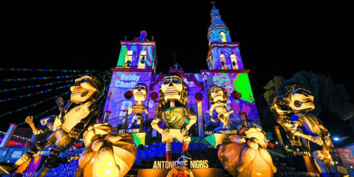 “Mega Altar" de Santiago, Nuevo León, rinde tributo a futbolistas fallecidos en Día de Muertos