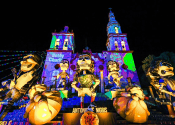 “Mega Altar" de Santiago, Nuevo León, rinde tributo a futbolistas fallecidos en Día de Muertos
