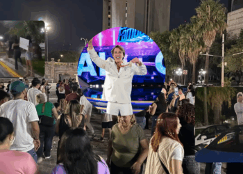 Regios invaden la Macroplaza para festejar triunfo de Aldo De Nigris en “La Casa de los Famosos México”