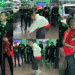 Justin Bieber sorprende al bailar y cantar con mariachis durante un partido en Los Ángeles