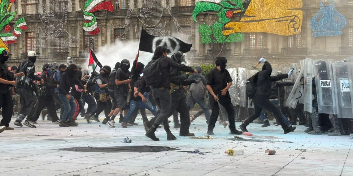 Manifestantes del Bloque Negro se enfrentan a Policías en la CDMX en la marcha por el 2 de Octubre.