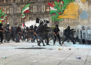 Manifestantes del Bloque Negro se enfrentan a Policías en la CDMX en la marcha por el 2 de Octubre.