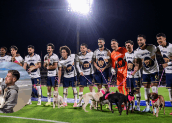 Pumas genera indignación por falta de empatía con Aaron Ramsey tras salir con perros a la cancha