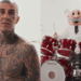 Travis Barker lanza su línea de productos en Farmacias Similares