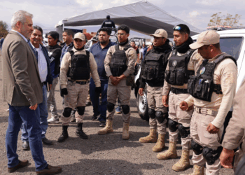 Bedolla entrega equipo