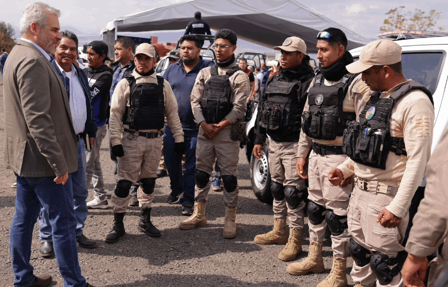 Bedolla entrega equipo