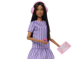 Mattel lanza su primera muñeca Barbie con autismo