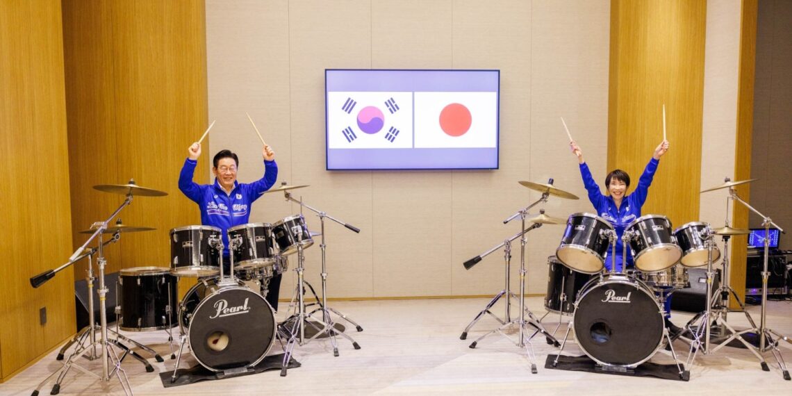 Al ritmo de BTS: líderes de Japón y Corea del Sur sorprenden tocando la batería juntos