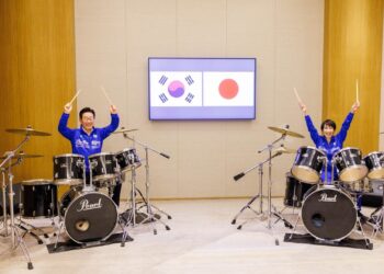 Al ritmo de BTS: líderes de Japón y Corea del Sur sorprenden tocando la batería juntos