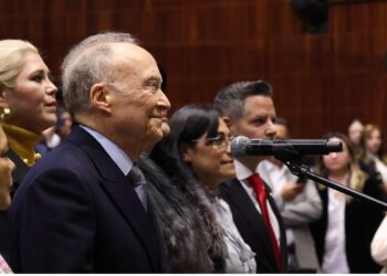 Gertz Manero toma protesta como Embajador