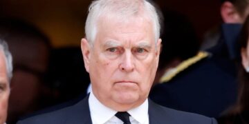 Andrew Mountbatten-Windsor, anteriormente príncipe Andrés es detenido en Norfolk