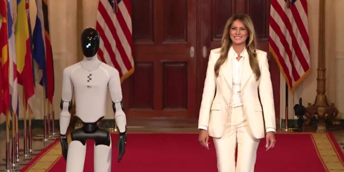 Melania Trump aparece en la Casa Blanca acompañada por un robot humanoide