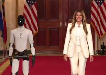 Melania Trump aparece en la Casa Blanca acompañada por un robot humanoide