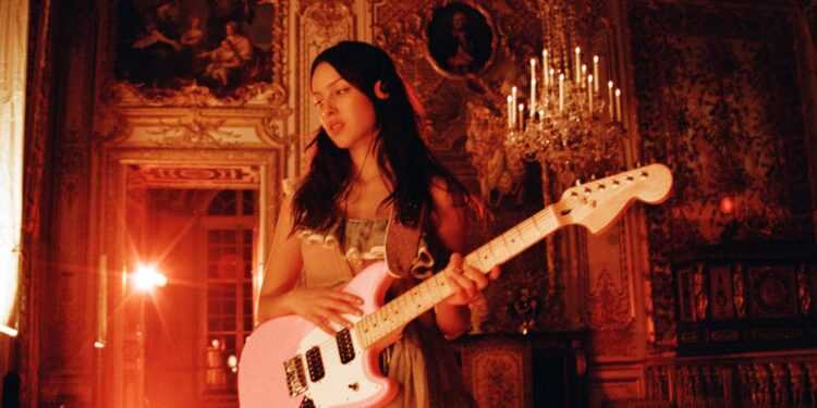Olivia Rodrigo estrena "drop dead" con video musical grabado en el Palacio de Versailles
