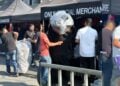Fans de BTS denuncian venta de merch oficial a “revendedores”