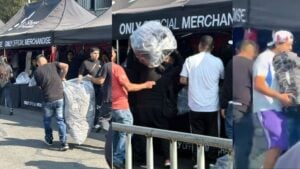Fans de BTS denuncian venta de merch oficial a “revendedores”