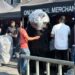 Fans de BTS denuncian venta de merch oficial a “revendedores”