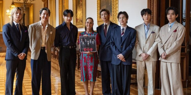 BTS conquista el Palacio Nacional y desata euforia en el Zócalo