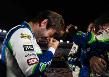 Daniel Suárez conquista NASCAR y dedica emotiva victoria a Kyle Busch: “Lo hice por él”