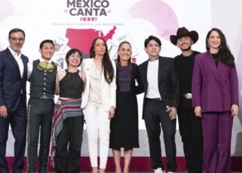 Majo Aguilar y Junior H llegan a la mañanera para impulsar “México Canta”