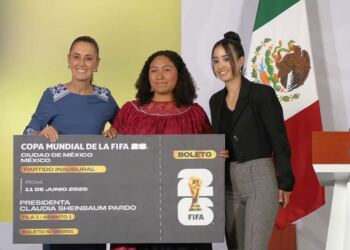 Ya hay ganadora del boleto que Claudia Sheinbaum donó para el Mundial 2026; Katia Itzel García encabezó la entrega