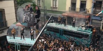 U2 sorprende en CDMX con grabación de video en Plaza de Santo Domingo