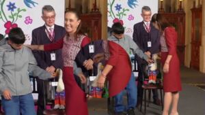 El momento chusco del Pato Merlín con Claudia Sheinbaum en la Mañanera