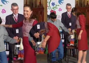 El momento chusco del Pato Merlín con Claudia Sheinbaum en la Mañanera