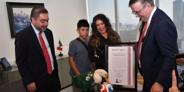 IMPI oficialmente le da la marca de Pato Merlín a Karla Ivette Gómez López