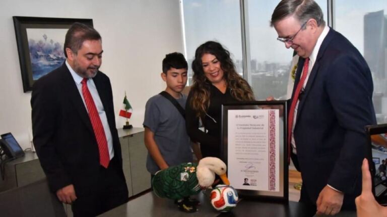 IMPI oficialmente le da la marca de Pato Merlín a Karla Ivette Gómez López