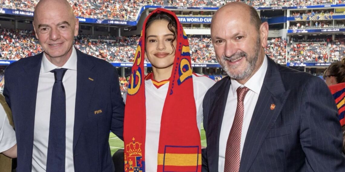 Rosalía roba miradas en el España vs Austria y posa junto a Gianni Infantino en Los Ángeles
